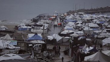 Gazze&rsquo;de enkaza karşın hayata tutunma: Fırtına zararı artırdı