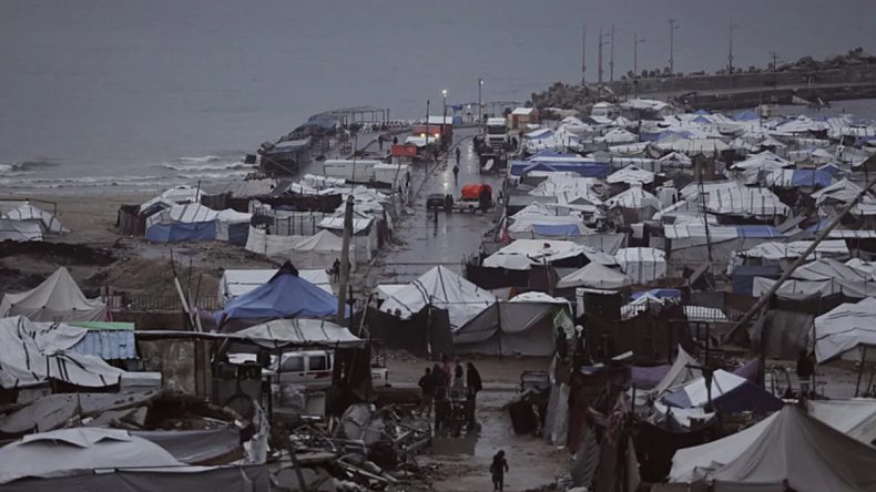 Gazze&rsquo;de enkaza karşın hayata tutunma: Fırtına zararı artırdı