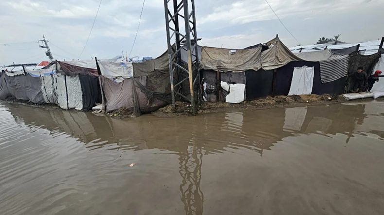 Gazze&rsquo;de Filistinli Ailelerin &Ccedil;adırlarında Su Baskını