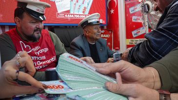 Ge&ccedil;en Yıl Dev İkramiyenin &Ccedil;ıktığı İl&ccedil;ede B&uuml;y&uuml;k Heyecan: Y&uuml;zde 30 Arttı! En &Ccedil;ok &Ccedil;eyrek Bilet Alınıyor: 'Talih Kuşu U&ccedil;maya Başladı'