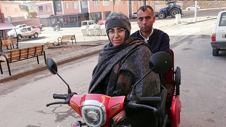 Gen&ccedil; Kadının Zorlukları Aşan Fedakarlığı! G&ouml;rme Engelli Eşi İ&ccedil;in Her G&uuml;n 6 Km Yol Kat Ediyor