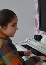 G&ouml;rme engelli ama sınır tanımıyor! 8 yaşındaki &Ccedil;ınar&rsquo;ın m&uuml;zik dehası hayran bırakıyor