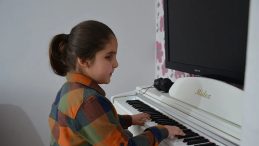 Görme engelli ama sınır tanımıyor! 8 yaşındaki Çınar’ın müzik dehası hayran bırakıyor