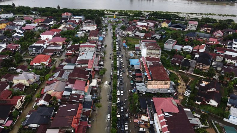 G&uuml;ney Asya'daki Doğal Afette Bilan&ccedil;o Ağırlaşıyor: 1000'den Fazla Can Kaybı