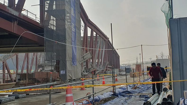 G&uuml;ney Kore&rsquo;de İnşaat Faciaya D&ouml;n&uuml;şt&uuml;: İş&ccedil;iler Enkaz Altında Kaldı