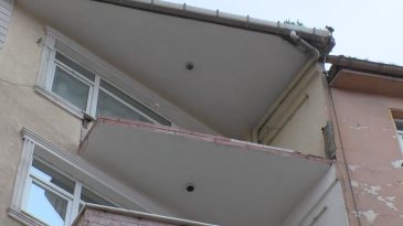 G&uuml;ng&ouml;ren'de Binanın Balkonundan Par&ccedil;alar D&uuml;şerek Yaya Ge&ccedil;işi Tehlikeye Attı