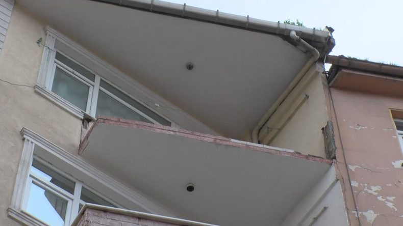 Güngören'de Binanın Balkonundan Parçalar Düşerek Yaya Geçişi Tehlikeye Attı