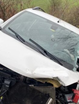 Hafif Ticari Araç Kamyona Çarptı: İki Yaralı