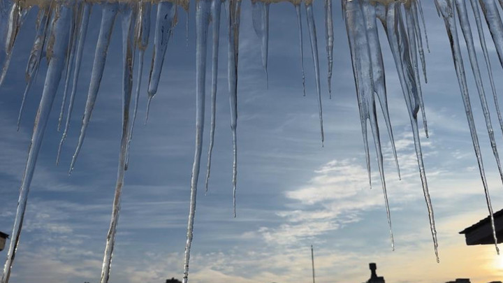 Hakkari'de Dondurucu Soğuklar: &Ccedil;atılarda Dev Buz Sarkıtları Oluştu