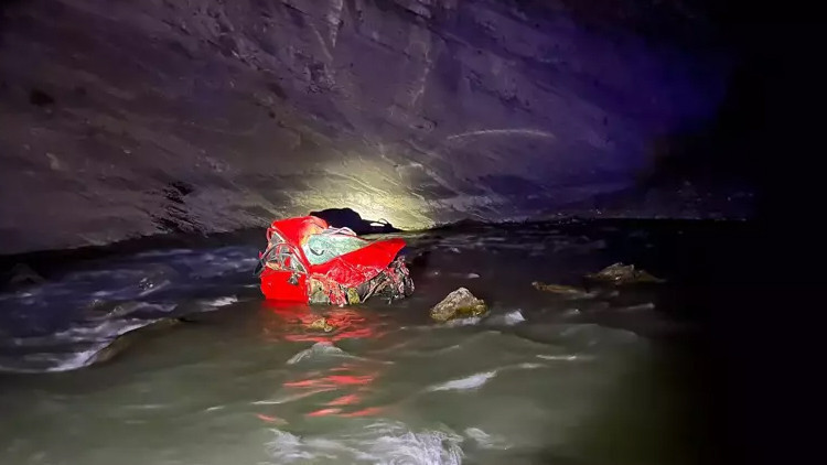 Hakkari'de Hafif Ticari Araç Zap Suyu'na Düştü