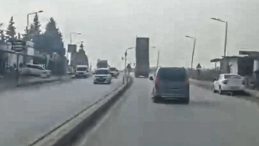 Hatay'da Korkun&ccedil; Olay: Kamyonun Damperi Trafik Lambasına &Ccedil;arptı!