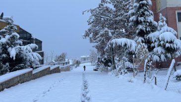 Hava sıcaklığı sıfırın altında 5 dereceye kadar d&uuml;şt&uuml;! Yoğun kar yağışı… U&ccedil;ak seferleri r&ouml;tar yaptı
