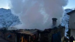 Hemşin&rsquo;de 3 Ev Alev Alev Yandı