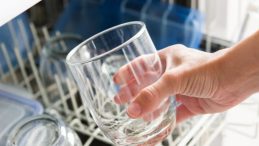 Herkes Yanlış Temizliyor: Bardakları P&uuml;r&uuml;zs&uuml;z Cama D&ouml;n&uuml;şt&uuml;ren Eşsiz Y&ouml;ntem