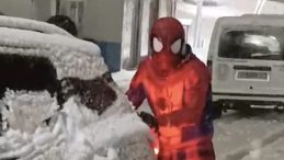 Hikaye Değil, Ger&ccedil;ek Kahraman: Karlı Yolda S&uuml;r&uuml;c&uuml;lere '&Ouml;r&uuml;mcek Adam' S&uuml;rprizi