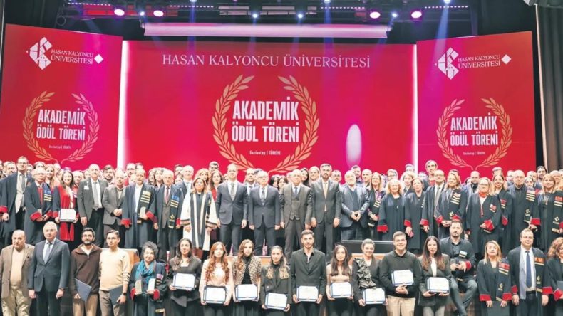 HK&Uuml;'de Akademik &Ouml;d&uuml;l Coşkusu