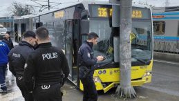 İETT Otob&uuml;s&uuml; Direğe &Ccedil;arptı