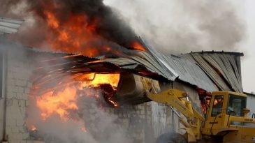 Irak'ta M&uuml;lteci Kampında Korkutan Yangın! Pazar Yeri K&uuml;l Oldu