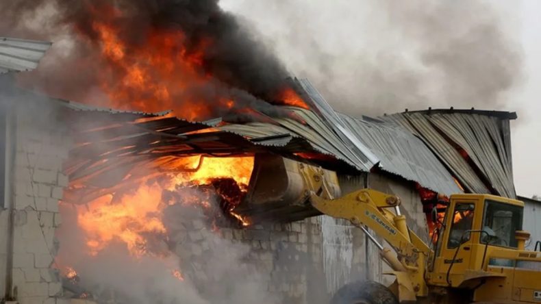 Irak'ta M&uuml;lteci Kampında Korkutan Yangın! Pazar Yeri K&uuml;l Oldu