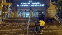 İranlı Ka&ccedil;ak&ccedil;ıların Midesinden Yarım Kilo Uyuşturucu Ele Ge&ccedil;irildi