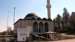 İslam D&uuml;şmanları Stockholm Camisi'ni Hedef Aldı: Kur'an-ı Kerim'in &Uuml;zerine Irk&ccedil;ı Mesaj Bıraktılar