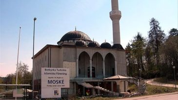 İslam D&uuml;şmanları Stockholm Camisi'ni Hedef Aldı: Kur'an-ı Kerim'in &Uuml;zerine Irk&ccedil;ı Mesaj Bıraktılar