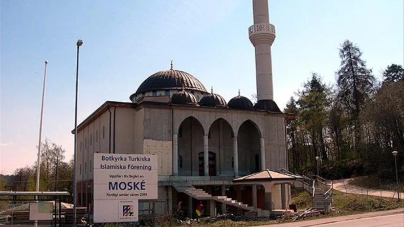 İslam D&uuml;şmanları Stockholm Camisi'ni Hedef Aldı: Kur'an-ı Kerim'in &Uuml;zerine Irk&ccedil;ı Mesaj Bıraktılar
