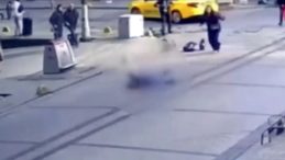 İstanbul Fatih'te Feci Olay! Annesinin Elini Bırakıp Yolun Karşısına Geçen Çocuğa Motosiklet Çarptı!