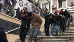 İstanbul Fatih'te Hırsızlık Anı G&uuml;venlik Kameralarına Yansıdı: &Ccedil;elik Kasayı A&ccedil;amayınca Tamamen G&ouml;t&uuml;rd&uuml;ler!