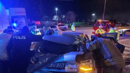 İstanbul Kadık&ouml;y'de Fırtına Gibi Ge&ccedil;en Kaza: S&uuml;r&uuml;c&uuml; Virajı Alamayıp Elektrik Direğini Devrildi!