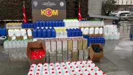 İstanbul polisinden yılbaşı &ouml;ncesi operasyonu: 161 bin şişe sahte i&ccedil;ki satışı &ouml;nlendi