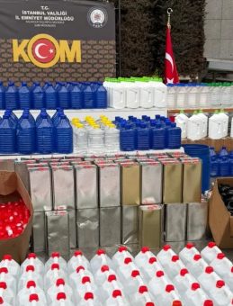 İstanbul polisinden yılbaşı &ouml;ncesi operasyonu: 161 bin şişe sahte i&ccedil;ki satışı &ouml;nlendi