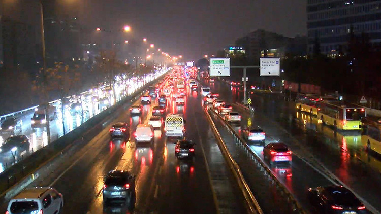 İstanbul'a Yağmurla Merhaba, Trafikte Felaket!