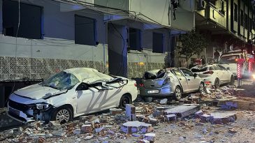 İstanbul'da Binanın &Ccedil;atısı &Ccedil;&ouml;kt&uuml;: Park Halindeki Ara&ccedil;lar Hurdaya D&ouml;nd&uuml;