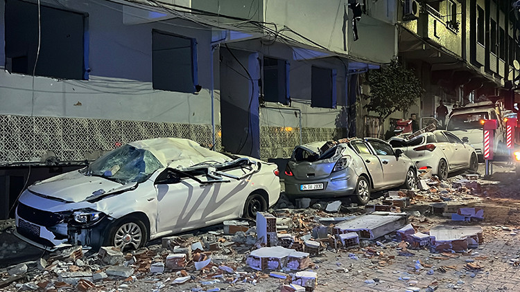 İstanbul'da Binanın &Ccedil;atısı &Ccedil;&ouml;kt&uuml;: Park Halindeki Ara&ccedil;lar Hurdaya D&ouml;nd&uuml;