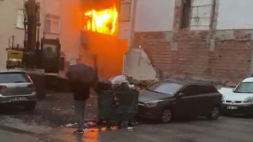 İstanbul'da boşaltılan 5 katlı binada yangın! 2 kişi g&ouml;zaltına alındı | 'İ&ccedil;eride birka&ccedil; kişi telefon ışığıyla el sallıyordu'