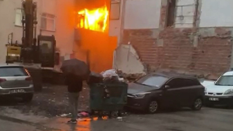 İstanbul'da boşaltılan 5 katlı binada yangın! 2 kişi g&ouml;zaltına alındı | 'İ&ccedil;eride birka&ccedil; kişi telefon ışığıyla el sallıyordu'