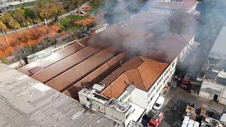 İstanbul'da Fabrika Yangını: Dumanlar Kilometrelerce Uzakta G&ouml;r&uuml;ld&uuml;