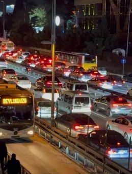 İstanbul'da Trafik Adım Adım! Yoğunluk Y&uuml;zde 85'e Ulaştı