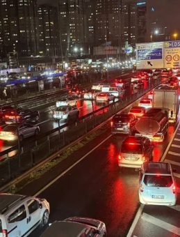 İstanbul'da Trafik Tamamen Kilitlendi! Yoğunluk Y&uuml;zde 90'a Ulaştı