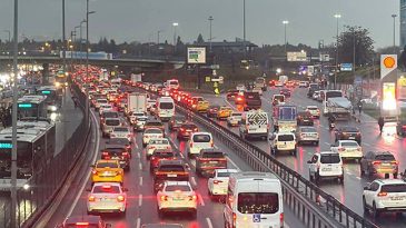İstanbul'da Trafik Yoğunluğu Y&uuml;zde 85&rsquo;e Ulaştı: Bazı Noktalarda Ara&ccedil;lar Ağırlıkla İlerliyor