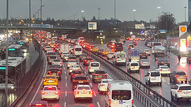 İstanbul'da Trafik Yoğunluğu Y&uuml;zde 85&rsquo;e Ulaştı: Bazı Noktalarda Ara&ccedil;lar Ağırlıkla İlerliyor