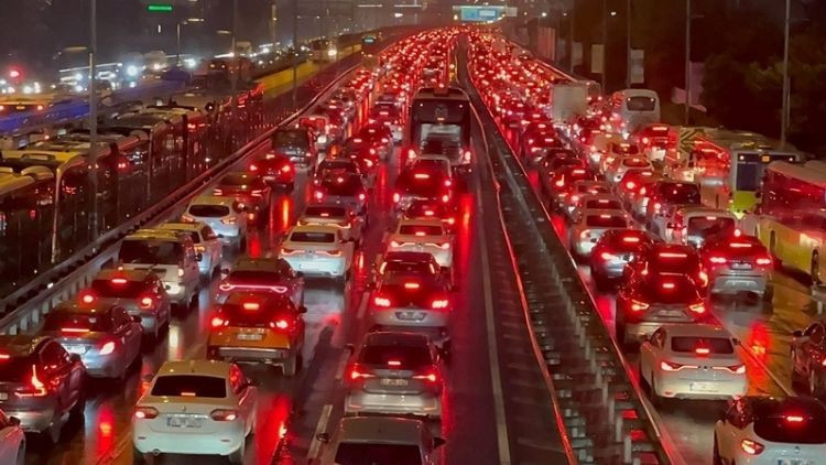 İstanbul'da Trafik Yoğunluğu Y&uuml;zde 90'a &Ccedil;ıktı