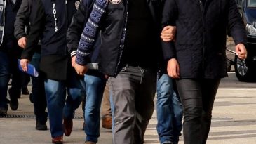 İstanbul'da iş yerlerinden hırsızlık yapıp 9 aracın plakasını &ccedil;almışlardı: 8 zanlı tutuklandı
