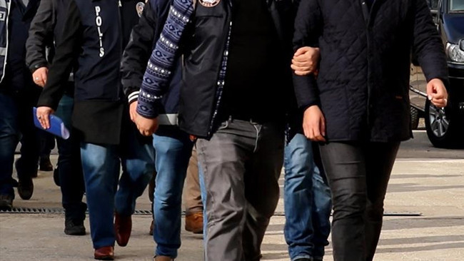 İstanbul'da iş yerlerinden hırsızlık yapıp 9 aracın plakasını çalmışlardı: 8 zanlı tutuklandı