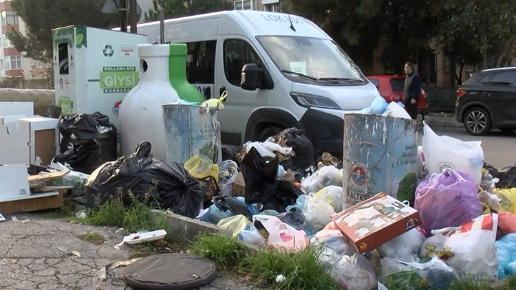 İstanbul'daki İl&ccedil;e Belediyesinde Temizlik İş&ccedil;ileri Eylemde, Sokaklar &Ccedil;&ouml;ple Dolduruldu