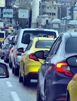 İstanbul'u Sağanak Vurdu: Sabah Trafigi Y&uuml;zde 85 Yoğunluğa Ulaştı