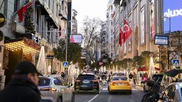 İstanbul'un İşlek Caddelerinde Yılbaşı Hareketliliği