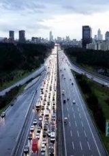 İstanbul&rsquo;da Sağanak Yağış Trafiği Etkiledi
