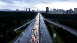 İstanbul&rsquo;da Sağanak Yağış Trafiği Etkiledi